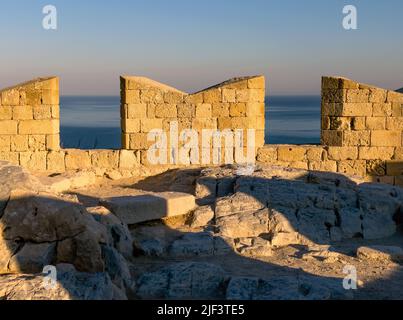 Lindos, Grecia - 27 Settembre, 2021, Vista dal castello di Lindos sulla costa, Isola di Rodi, Grecia Foto Stock
