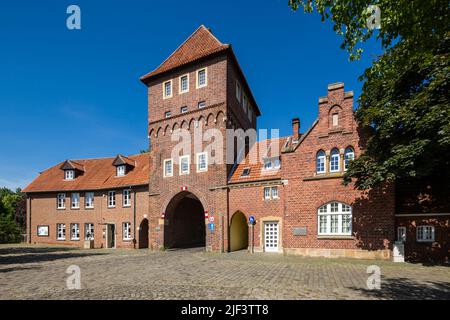 Germania, Coesfeld, Berkel, Baumberge, Muensterland, Westfalia, Renania Settentrionale-Vestfalia, NRW, Walkenbruecke Town Gate con il museo municipale 'Das Tor' al torrente Berkel Umflut, ex fortificazione della città, edificio in mattoni Foto Stock