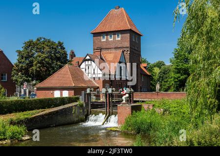 Germania, Coesfeld, Berkel, Baumberge, Muensterland, Westfalia, Renania Settentrionale-Vestfalia, NRW, Walkenbruecke Town Gate con il museo municipale 'Das Tor' al torrente Berkel Umflut, ex fortificazione della città, edificio in mattoni, a graticcio, scultura 'Badende' di Winfried Nimphius allo stramazzo Foto Stock