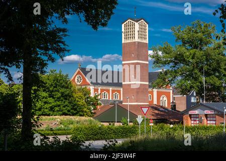 Germania, Reken, Hohe Mark Westmuensterland Nature Park, Muensterland, Westfalia, Renania settentrionale-Vestfalia, NRW, Monastero e palestra cattolica dei Missionari di Mariannhill, ex monastero dei Trappisti Maria Veen, chiesa parrocchiale di Santa Marien con campanile, ex chiesa monastaria Foto Stock