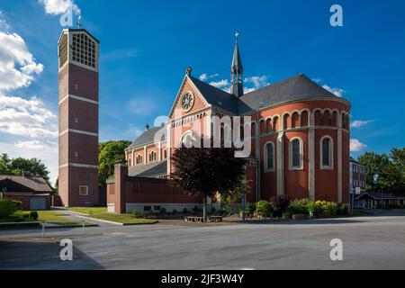 Germania, Reken, Hohe Mark Westmuensterland Nature Park, Muensterland, Westfalia, Renania settentrionale-Vestfalia, NRW, Monastero e palestra cattolica dei Missionari di Mariannhill, ex monastero dei Trappisti Maria Veen, chiesa parrocchiale di Santa Marien con campanile, ex chiesa monastaria Foto Stock