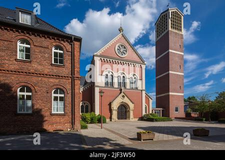 Germania, Reken, Hohe Mark Westmuensterland Nature Park, Muensterland, Westfalia, Renania settentrionale-Vestfalia, NRW, Monastero e palestra cattolica dei Missionari di Mariannhill, ex monastero dei Trappisti Maria Veen, Chiesa parrocchiale di Santa Marien con campanile, ex chiesa del monastero, hanno lasciato l'ex edificio del convento Foto Stock