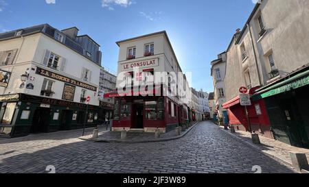 Angolo di una stretta strada di mattoni a Montmartre Parigi Francia Foto Stock