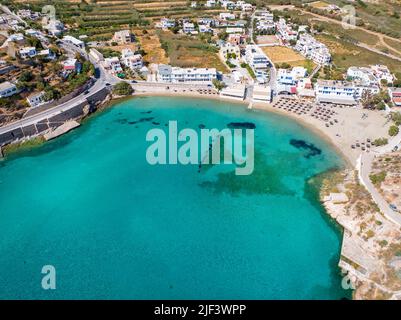 Vista aerea della bellissima spiaggia di vari, isola di Syros Foto Stock