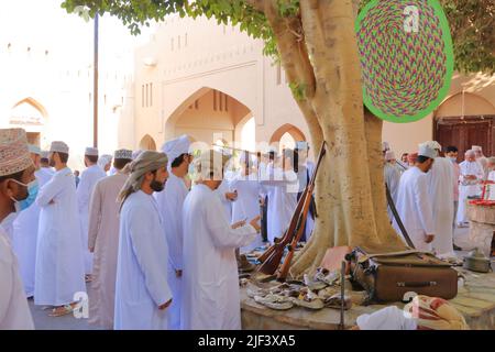 18 2022 marzo - Nizwa, Oman: Caccia fucili e coltelli in mostra al mercato della pistola del venerdì Foto Stock