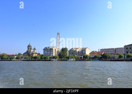 Settembre 13 2021 - Sulina in Romania: Edifici sulla riva del Danubio Foto Stock