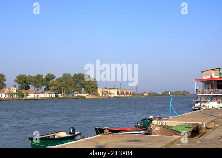 Settembre 13 2021 - Sulina in Romania: Edifici sulla riva del Danubio Foto Stock