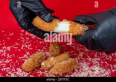 Formaggio in pastella con salsa di ciliegia in un piatto di carta. Fast food. Sfondo colorato. Spazio di copia Foto Stock