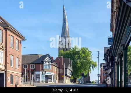 Chiesa di nostra Signora e tutti i Santi da St Mary's Gate, Chesterfield, Derbyshire, Inghilterra, Regno Unito Foto Stock