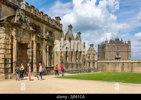 Terrace Range e Little Castle, Great Court, 17th Century Bolsover Castle, Bolsolver, Derbyshire, Inghilterra, Regno Unito Foto Stock