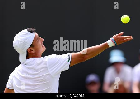 Wimbledon, UK, 29/06/2022, 29th giugno 2022, All England Lawn Tennis and Croquet Club, Londra, Inghilterra; torneo di tennis di Wimbledon; Ryan Peniston serve a Steve Johnson Foto Stock