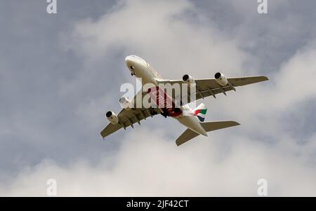 Un Airbus Emirates A380 atterra a Londra Heathrow Foto Stock