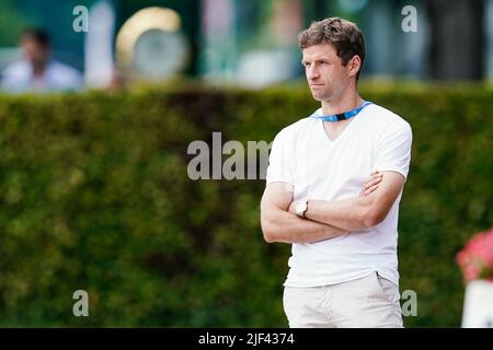 Aquisgrana, Germania. 29th giugno 2022. Sport equestre/dressage: CHIO, Prix St. Georges. Il calciatore Thomas Müller si erge sul warm-up ring. Credit: Uwe Anspach/dpa/Alamy Live News Foto Stock