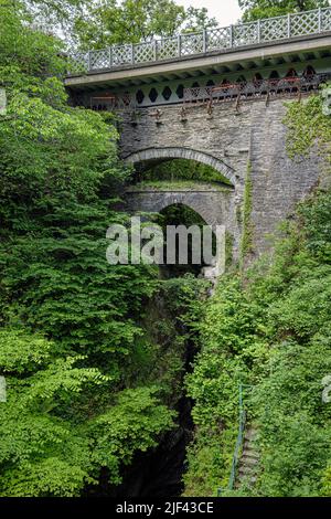 I tre ponti costruiti uno sopra l'altro a Devil's Bridge, vicino ad Aberystwyth, Cerediaion, Galles Foto Stock