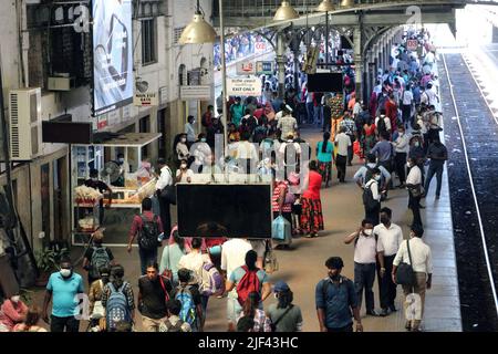 Colombo, Sri Lanka. 29th giugno 2022. I passeggeri sono visti alla Stazione ferroviaria di Colombo Fort a Colombo, Sri Lanka, 29 giugno 2022. A causa della crisi del carburante nello Sri Lanka, il numero di persone che utilizzano i trasporti pubblici è aumentato enormemente. Lo Sri Lanka ha dovuto far fronte a una penuria paralizzante di carburante e i prezzi del carburante sono aumentati quattro volte quest'anno. Credit: Ajith Perera/Xinhua/Alamy Live News Foto Stock