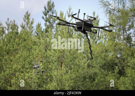 Rapotice, Repubblica Ceca. 29th giugno 2022. La presentazione della liquidazione dei droni indesiderati da parte del robot volante Eagle.One con intelligenza artificiale, organizzata dalla Czech Technical University (CVUT) in collaborazione con il servizio di carcere si è svolta nei pressi della prigione di Rapotice, Repubblica Ceca, mercoledì 29 giugno 2022. Credit: Libor Plihal/CTK Photo/Alamy Live News Foto Stock