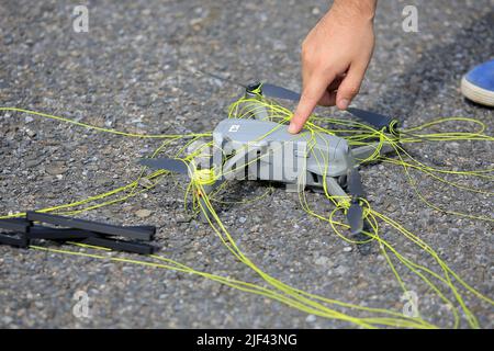 Rapotice, Repubblica Ceca. 29th giugno 2022. La presentazione della liquidazione dei droni indesiderati da parte del robot volante Eagle.One con intelligenza artificiale, organizzata dalla Czech Technical University (CVUT) in collaborazione con il servizio di carcere si è svolta nei pressi della prigione di Rapotice, Repubblica Ceca, mercoledì 29 giugno 2022. Credit: Libor Plihal/CTK Photo/Alamy Live News Foto Stock