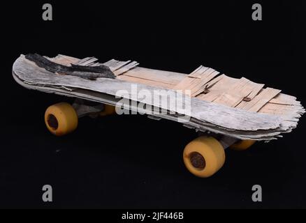 Skateboard concued in stile vintage su sfondo nero Foto Stock