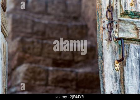 Particolare di porta in legno nelle rovine di una casa abbandonata nelle rovine del villaggio fantasma di Gamsutl in Dagestan Foto Stock