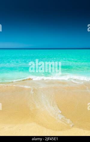 Acque cristalline sulla spiaggia di sabbia di Falassarna, Creta, Grecia Foto Stock