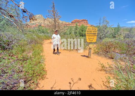 Un uomo escursioni lungo Canyon Trail a Sedona Arizona. Il segno che segna il confine della natura selvaggia è stato messo in su dal Servizio forestale Nazionale. Non c'è alcun hotel Foto Stock