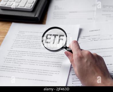 Concetto di analisi ETF. Parola attraverso la lente di ingrandimento sopra il documento. Foto di alta qualità Foto Stock