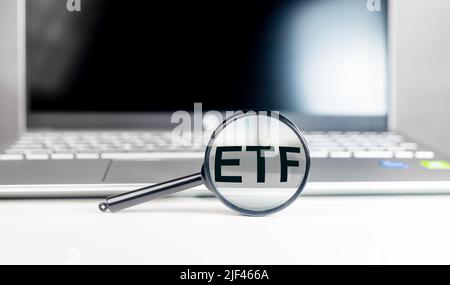 Concetto di analisi ETF. Parola attraverso lente di ingrandimento. Foto di alta qualità Foto Stock