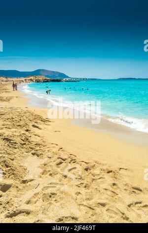 Falassarna, Grecia, 13 giugno 2022: Turisti sulla spiaggia sabbiosa di Falassarna nell'isola di Creta Foto Stock