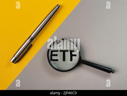 Concetto di analisi ETF. Parola attraverso lente di ingrandimento. Foto di alta qualità Foto Stock