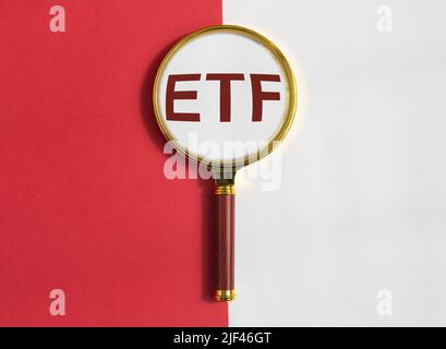 Concetto di analisi ETF. Parola attraverso lente di ingrandimento. Foto di alta qualità Foto Stock