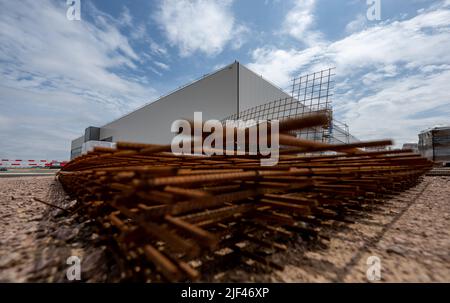 Schkeuditz, Germania. 29th giugno 2022. Vista del cantiere per una nuova sala logistica presso l'aeroporto di Lipsia/Halle. La società Mytheresa, con sede a Monaco di Baviera, è una piattaforma online per la moda di lusso, e sta costruendo un moderno edificio logistico che copre circa 55.000 metri quadri a Schkeuditz, direttamente all'aeroporto, e ha ora celebrato la cerimonia della topping-out. I primi 500 dipendenti dovrebbero iniziare a lavorare presso il centro logistico a metà del 2023. In totale, oltre 1.000 posti di lavoro saranno creati nel sito entro il 2030. Credit: Hendrik Schmidt/dpa/Alamy Live News Foto Stock