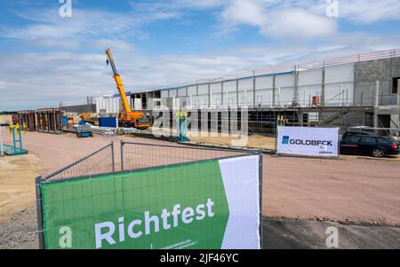 Schkeuditz, Germania. 29th giugno 2022. Vista del cantiere per una nuova sala logistica presso l'aeroporto di Lipsia/Halle. La società Mytheresa, con sede a Monaco di Baviera, è una piattaforma online per la moda di lusso, e sta costruendo un moderno edificio logistico che copre circa 55.000 metri quadri a Schkeuditz, direttamente all'aeroporto, e ha ora celebrato la cerimonia della topping-out. I primi 500 dipendenti dovrebbero iniziare a lavorare presso il centro logistico a metà del 2023. In totale, oltre 1.000 posti di lavoro saranno creati nel sito entro il 2030. Credit: Hendrik Schmidt/dpa/Alamy Live News Foto Stock