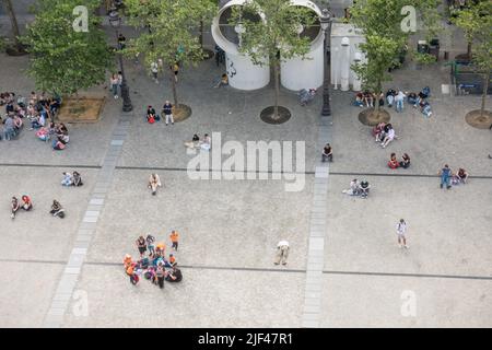 Turisti seduti sulla piazza di fronte al Centro Georges Pompidou, Place Georges Pompidou, vista aerea, Beaubourg. Parigi, Francia. Foto Stock