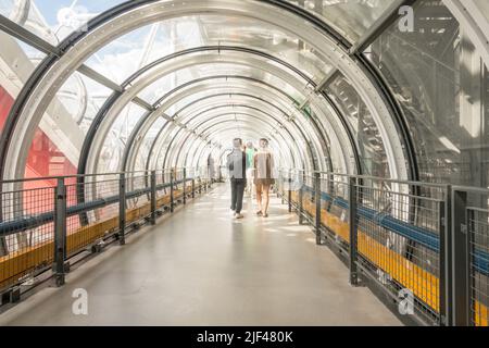 Turisti in tubi di trasporto, scale del Centre Pompidou Parigi, Francia. Foto Stock