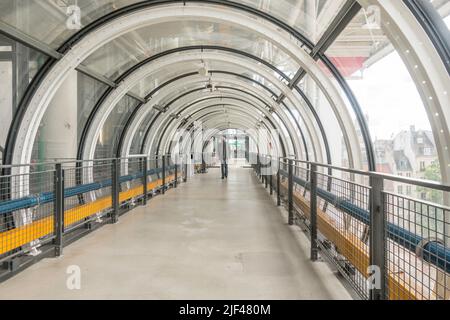 Turisti in tubi di trasporto, scale del Centre Pompidou Parigi, Francia. Foto Stock