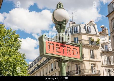 Cartello vintage della metropolitana con case parigine sullo sfondo. Parigi, Francia. Foto Stock