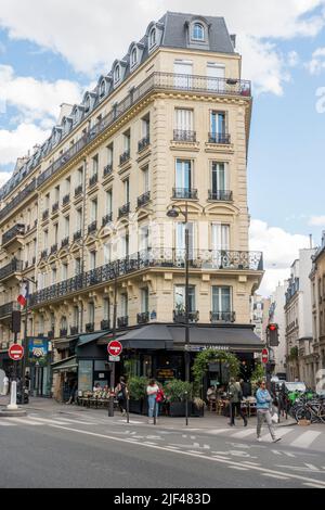 Vecchi edifici Parigini, architettura Haussmannian, ristorante bar. L' adresse. Parigi Francia. Foto Stock