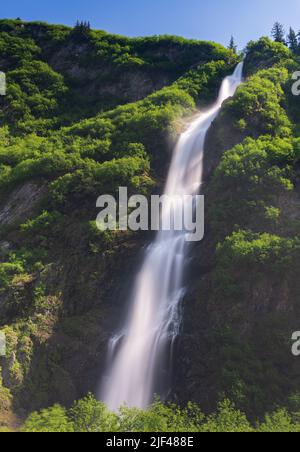 Bridal Veil Falls giù le scogliere del Keystone Canyon fuori Valdez in Alaska Foto Stock