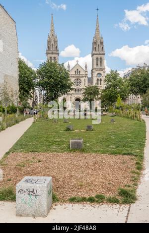 Jardin Truillot, parco cittadino nel 11th circondario di Parigi, con la chiesa di Saint-Ambroise, Jardin Truillot, Parigi, Francia. Foto Stock