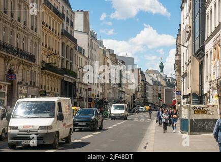 Rue du Faubourg Saint-Antoine che conduce alla Bastiglia, Parigi, Francia. Foto Stock