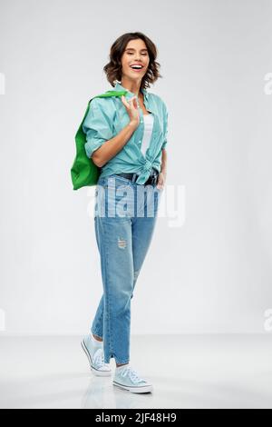 donna con borsa in tela riutilizzabile per l'acquisto di cibo Foto Stock