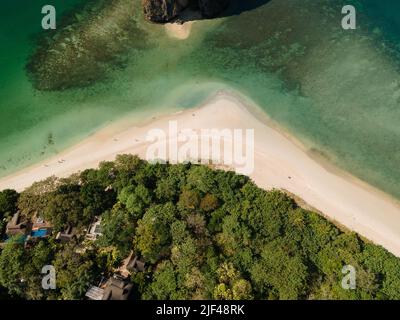 Vista aerea dall'alto in basso della spiaggia di Phra Nang a Krabi, Thailandia Foto Stock