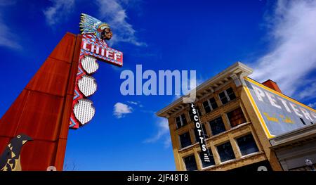 Dettaglio del famoso cartello del Chief Theatre a Pocatello, punto di riferimento dell'Idaho Foto Stock