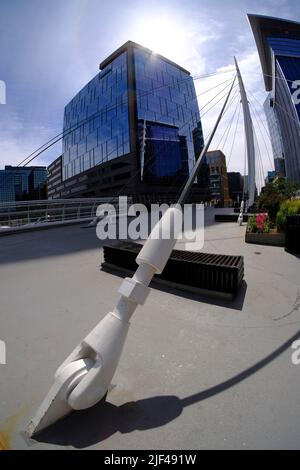 Ponte sospeso per cavi Denver Union Station con torre e riflesso Foto Stock