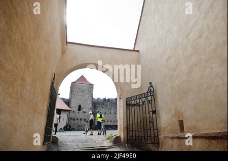 Brno, Repubblica Ceca - 30 aprile 2022: Persone in bicicletta nel castello di Veveri, Repubblica Ceca. Foto Stock