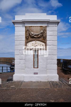 Monumento ai pescatori presso il vecchio porto di Dunbar, East Lothian, Scozia Foto Stock