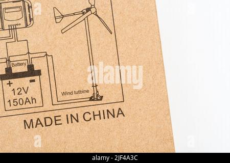 Gli articoli di energia solare scatolati (inverter) che portano le parole fatte in Cina. Per le esportazioni della Cina, il commercio della Cina, l’outsourcing della Cina, le esportazioni cinesi. Foto Stock