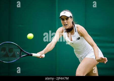 Londra, Regno Unito. 29th giugno 2022. Tennis: Grand Slam/WTA Tour - Wimbledon, single, donne, round 2nd. Maria (Germania) - Cirstea (Romania). Sorana Cirstea è in azione. Credit: Frank Molter/dpa/Alamy Live News Foto Stock