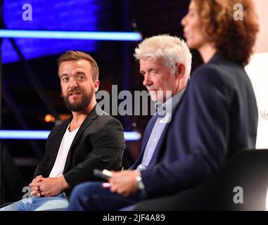 Aquisgrana, Germania. 29th giugno 2022. La medaglia d'argento di Paralympics Mathias Mester (l) parla al pubblico del congresso futuro ' #neuland ' sul tema 'il futuro della mediazione sportiva'. Credit: Roberto Pfeil/dpa/Alamy Live News Foto Stock