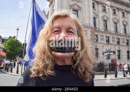 Londra, Regno Unito. 29th giugno 2022. I dimostranti si sono riuniti in Piazza del Parlamento in solidarietà con l'attivista anti-Brexit Steve Bray il giorno dopo che ha fatto il suo sistema sonoro sequestrato dalla polizia, mentre la polizia, la criminalità, la condanna e la giustizia Bill sono entrate in vigore nel Regno Unito, limitando le proteste 'rumorose' e protestando contro le restrizioni. I manifestanti hanno suonato musica ad alto volume su un nuovo sistema audio. Credit: Vuk Valcic/Alamy Live News Foto Stock